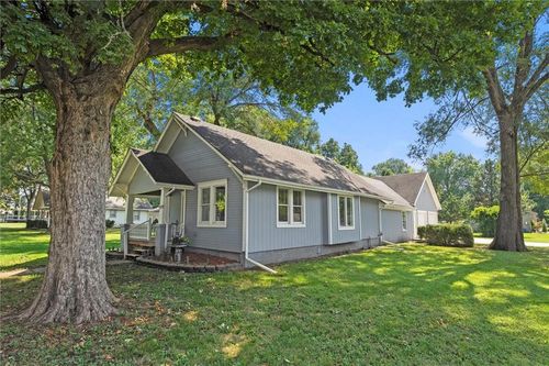 105 5th St, Louisburg, KS, 66053-3603 | Card Image