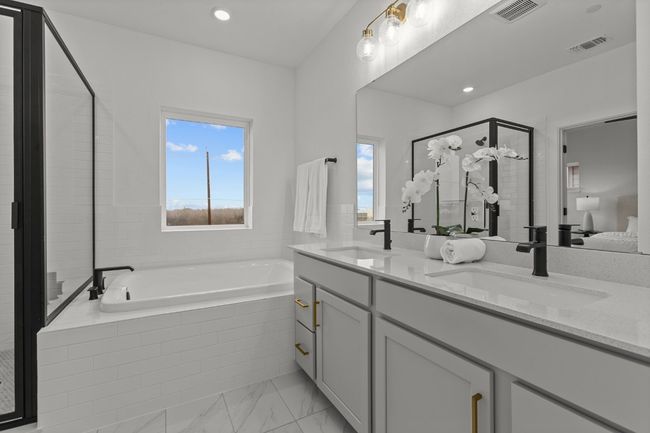 Owner's Bathroom (Staged) | Image 7