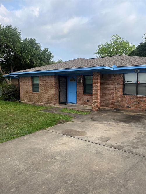 402 Thompson Dr, Bay City, TX, 77414-7910 | Card Image