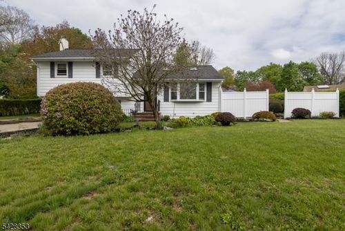 33 Marudy Dr, Clinton, NJ, 08809-1220 | Card Image