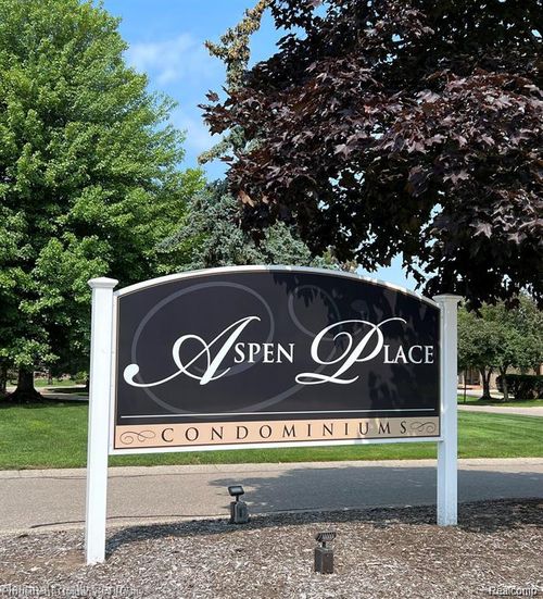 22-37432 N Laurel Park Dr, Livonia, MI, 48152-2657 | Card Image