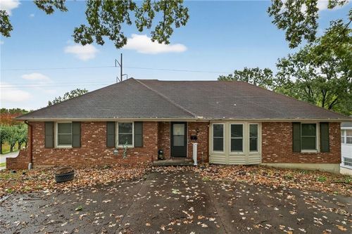 6761 Woodland Ave, Gladstone, MO, 64118-3655 | Card Image