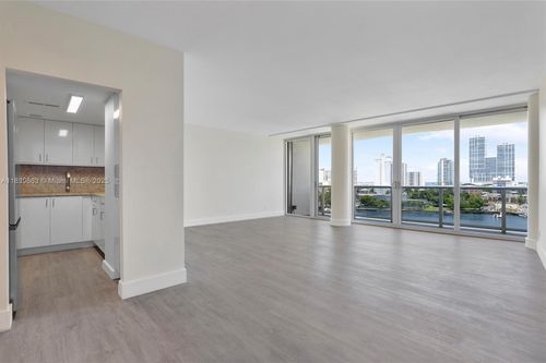 apt-718-900 Bay Dr, Miami Beach, FL, 33141-5632 | Card Image
