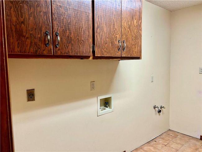 Washer/dryer hookups | Image 15