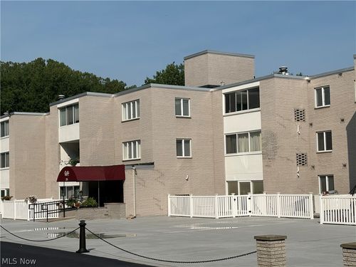 207-520 Meredith Ln, Cuyahoga Falls, OH, 44223-2569 | Card Image