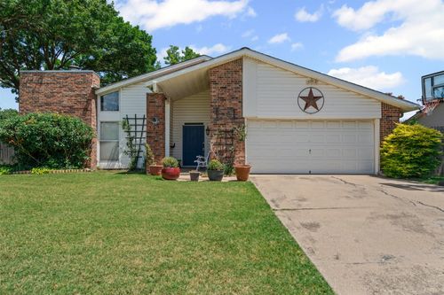 9944 Farmington Dr, Benbrook, TX, 76126-4105 | Card Image
