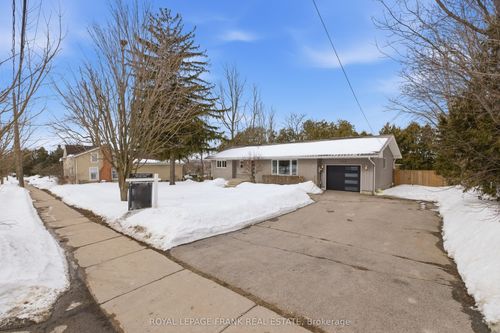 579 Queen St, Port Perry, ON, L9L1L1 | Card Image