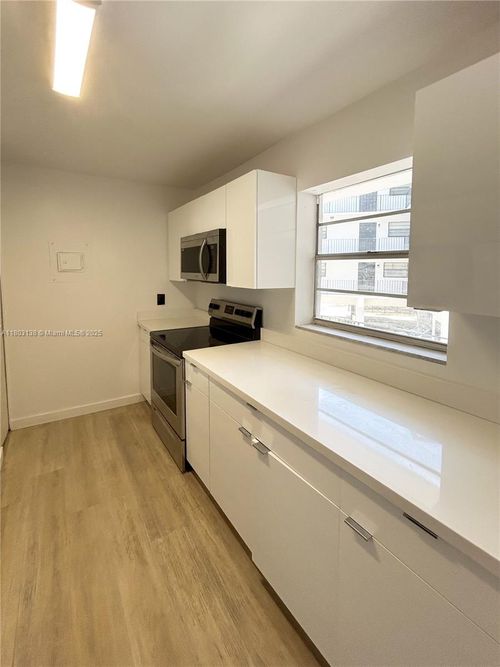 apt-206-888 Ne 132nd St, North Miami, FL, 33161-4140 | Card Image