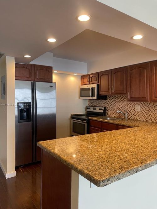 apt-926-1000 Parkview Dr, Hallandale Beach, FL, 33009-8913 | Card Image