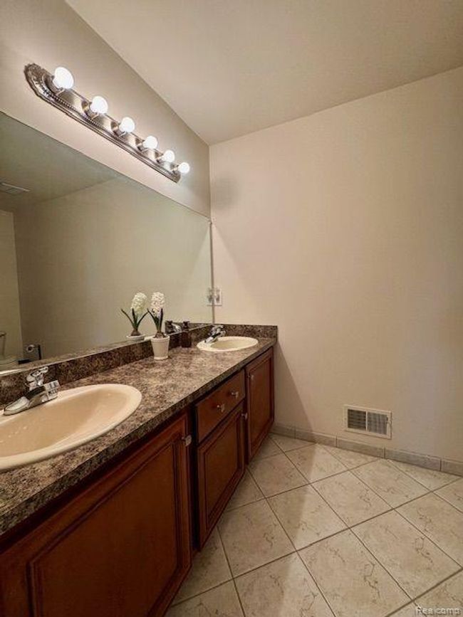 2nd floor full bath | Image 27