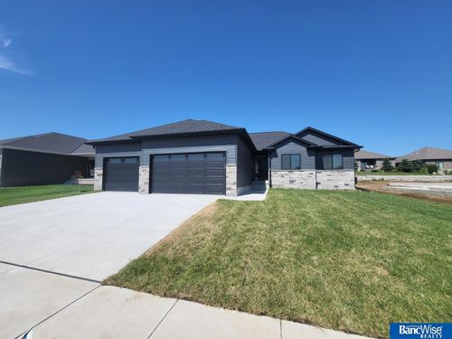 433 Half Moon Dr, Lincoln, NE, 68527-1502 | Card Image