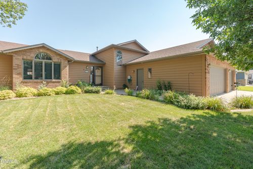 431 W Wachter Ave, Bismarck, ND, 58504-7082 | Card Image