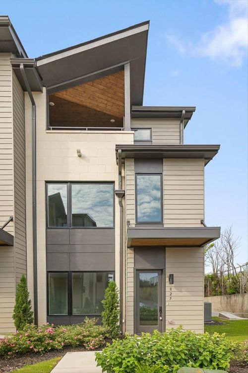 825 Burnside Pl, Chattanooga, TN, 37408-2449 | Card Image