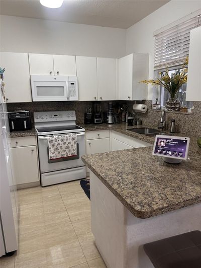 0 - 8134 Nw 108th Pl, Townhouse with 3 bedrooms, 2 bathrooms and null parking in Doral FL | Image 3