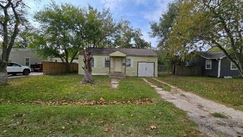 111 Poinsetta Ln, Highlands, TX, 77562-2639 | Card Image