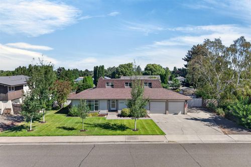 4008 W 18th Ave, Kennewick, WA, 99338-2223 | Card Image