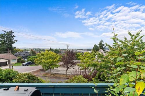 8200 Hennings Dr, Stanwood, WA, 98292-7416 | Card Image