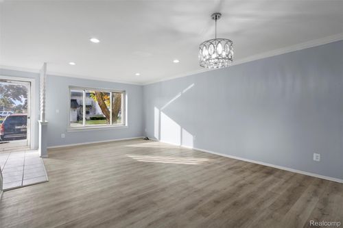 28308 Universal Dr, Warren, MI, 48092-2437 | Card Image