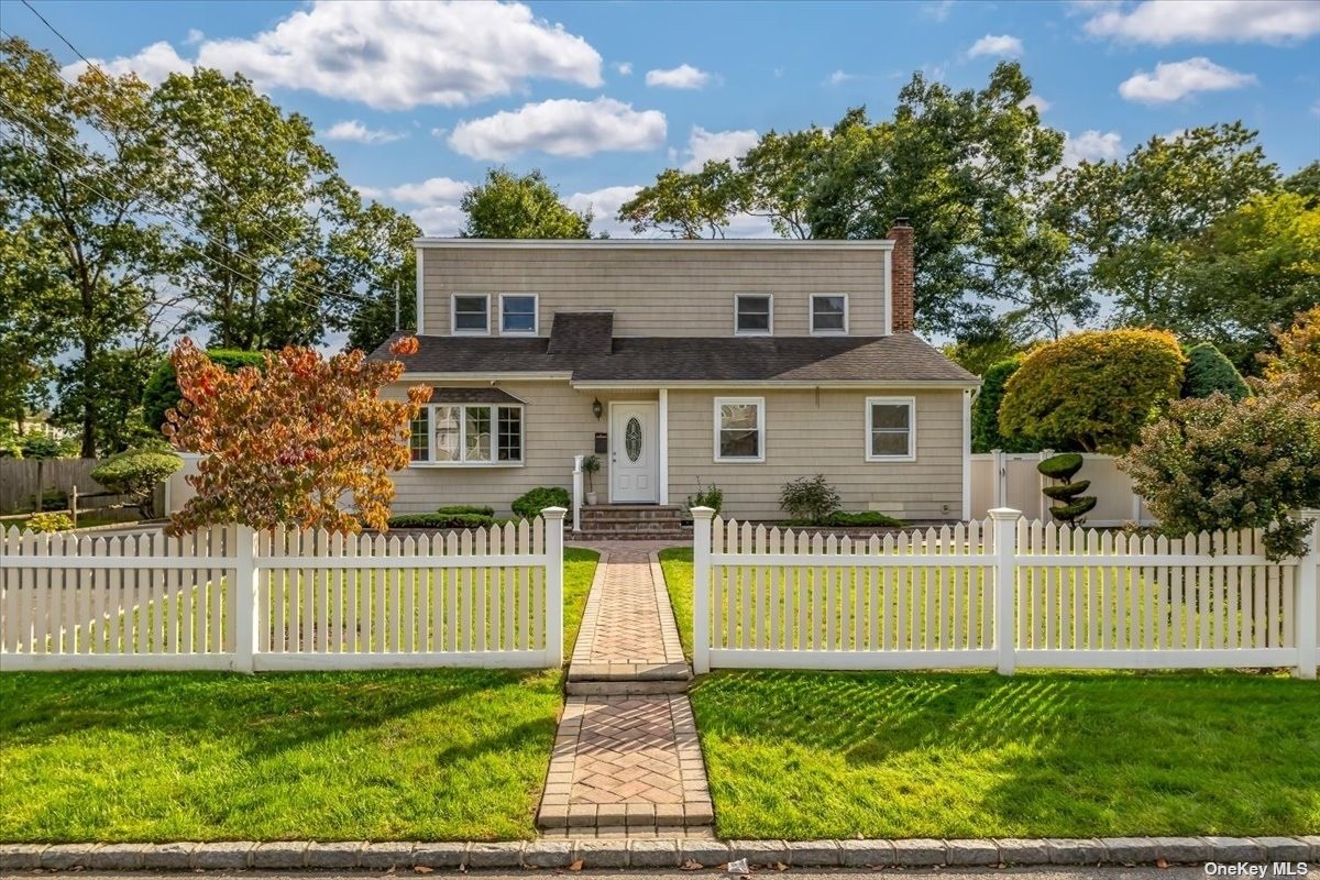 Leonard Pl, Amityville, NY 11701