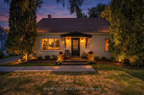 18 Stanley St W, Bloomfield, ON, K0K1G0 | Card Image