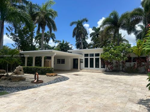 827-827 N Southlake Dr, Hollywood, FL, 33019-1628 | Card Image