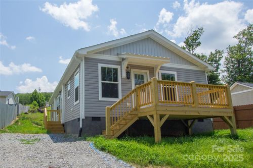 30 Babb St, Waynesville, NC, 28786-1769 | Card Image