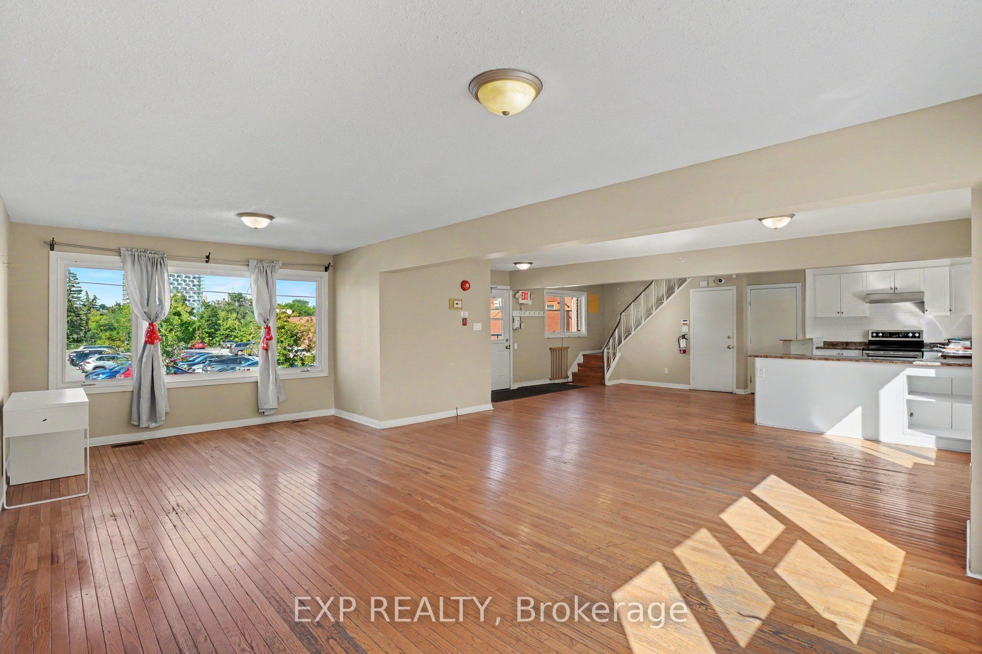 Commercial Lease in Vanier and Kingsview Park 5