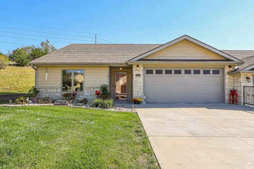 933 Newfoundland Dr, Manhattan, KS, 66503-8816 | Card Image