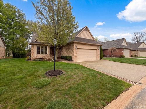 52186 Jacqueline Ct, Macomb, MI, 48042-5696 | Card Image