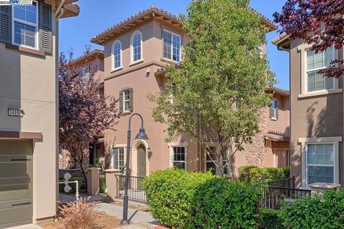5621 Via Lugano, Fremont, CA, 94555-3383 | Card Image