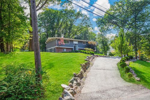 24 Skylark Dr, Spring Valley, NY, 10977-1312 | Card Image