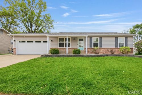 105 W Sunny Hill Blvd, Saint Peters, MO, 63376-3538 | Card Image