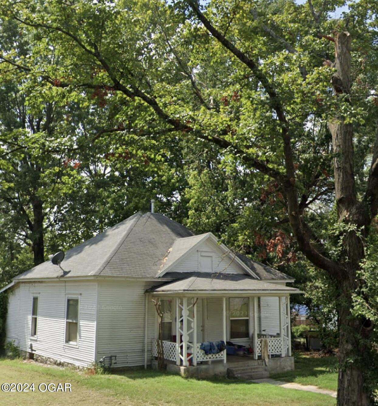 Oak St, Carthage, MO 64836