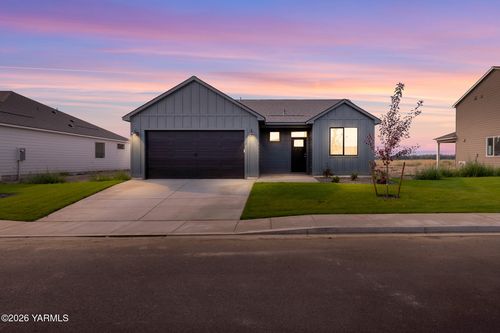 312 Amberly Ave, Grandview, WA, 98930-9447 | Card Image