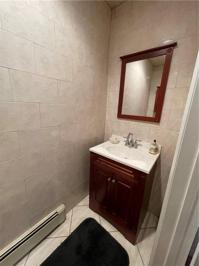 Main Floor 1/2 Bath | Image 5