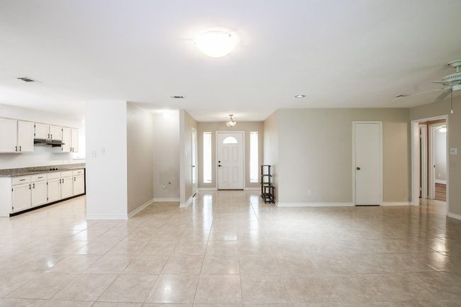19406 Enchantington Cir, House other with 3 bedrooms, 2 bathrooms and 2 parking in Spring TX | Image 8
