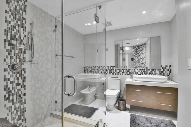 PHH - 9225 Collins Ave, Condo with 3 bedrooms, 3 bathrooms and null parking in Surfside FL | Image 27