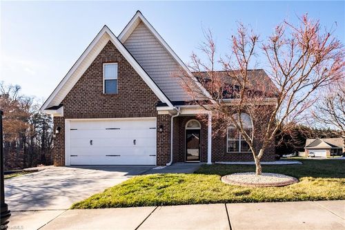 720 Stafford Park Dr, Kernersville, NC, 27284-3840 | Card Image