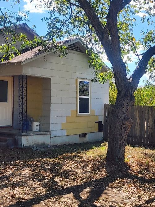 928 E Cameron Ave, Rockdale, TX, 76567-3009 | Card Image
