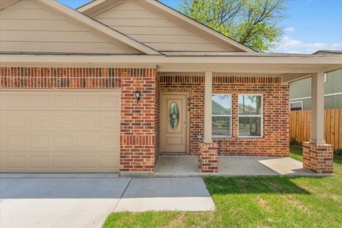 804 N Chandler Dr, Fort Worth, TX, 76111-4228 | Card Image