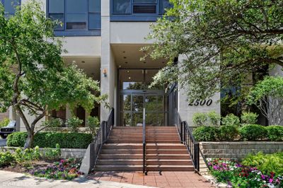 3004 - 2500 N Lakeview Avenue, Condo with 3 bedrooms, 2 bathrooms and 1 parking in Chicago IL | Image 2