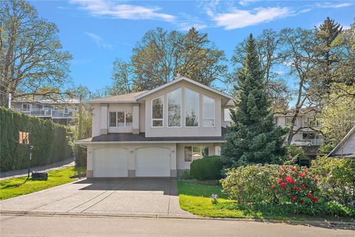 3914 Ascot Dr, Victoria, BC, V8P3S1 | Card Image