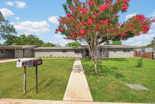209 Greenlawn Ave, Pleasanton, TX, 78064-3923 | Card Image