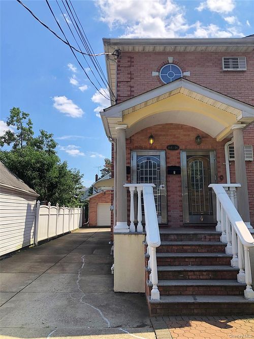 16446 77th Ave, Fresh Meadows, NY, 11366-1220 | Card Image