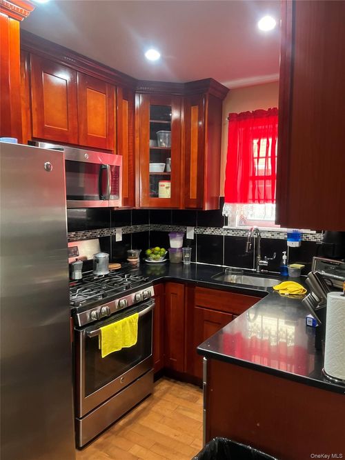 547 S 11th Ave, Mount Vernon, NY, 10550-4307 | Card Image