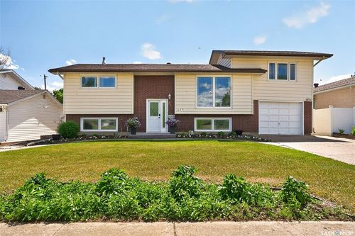 923 Laurier Street, Moose Jaw, SK, S6H2W5 | Card Image