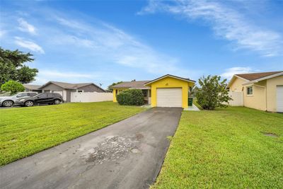 9510 Nw 80th Pl, House other with 2 bedrooms, 2 bathrooms and null parking in Tamarac FL | Image 2