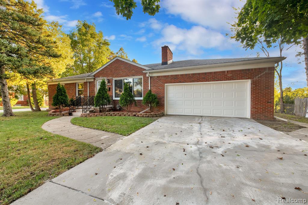 Eastwood Dr, Harper Woods, MI 48225