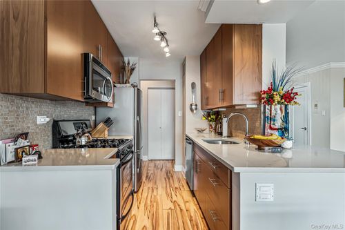 14-g-18-15 215th St, Bayside, NY, 11360-2137 | Card Image