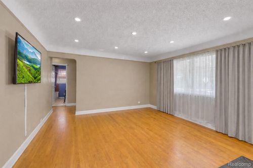 6725 Schaller St, Garden City, MI, 48135-2066 | Card Image